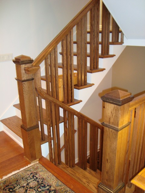 Часть интерьера с деревянной лестницей.