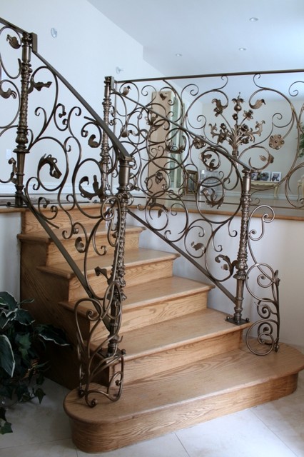 Деревянная лестница с коваными перилами