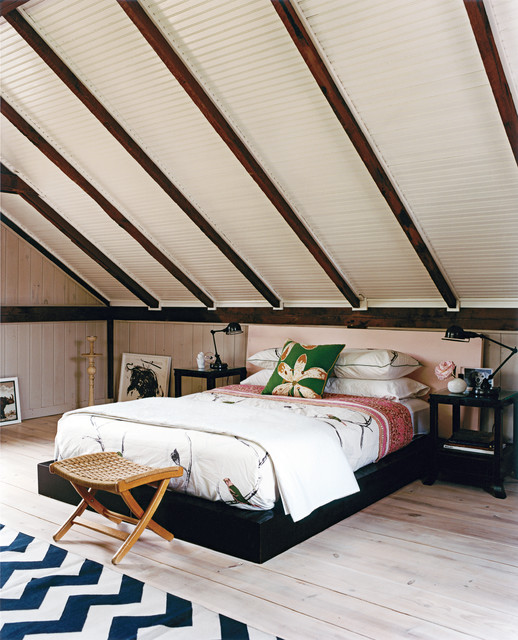 Дизайн деревенской спальни в светлых цветах на чердаке  