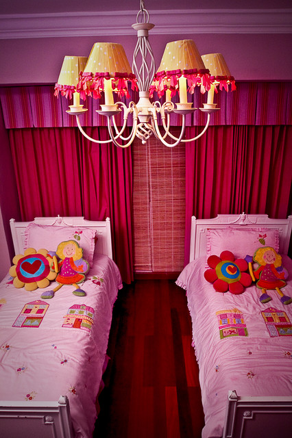 Дизайн детской комнаты в красно бардовом стиле