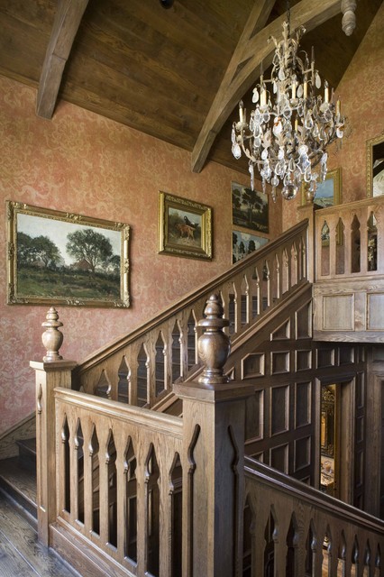 Дизайн гостинной комнаты с лестницей