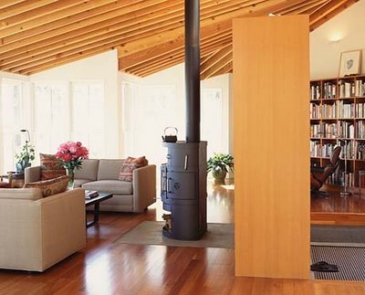 Дизайн интерьера гостиной, деревянный потолок