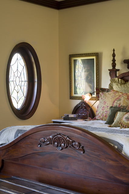 Дизайн классической спальни с необычными деталями.