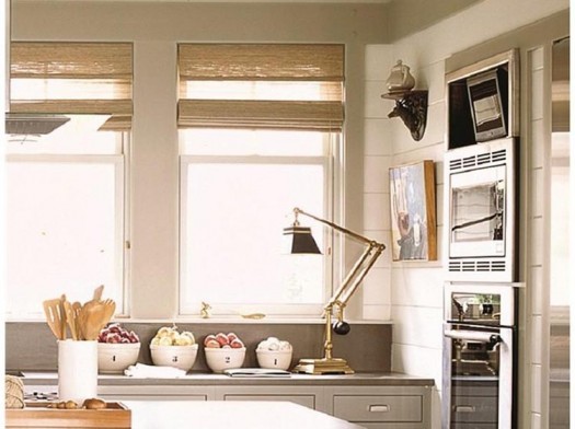 дизайн кухни с двумя окнами