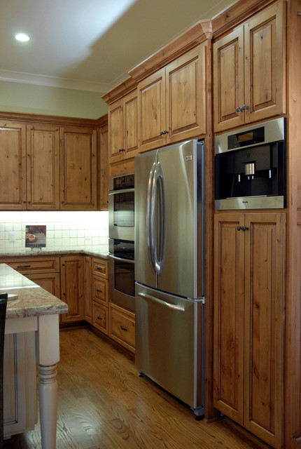Дизайн кухни с двустворчатым холодильником