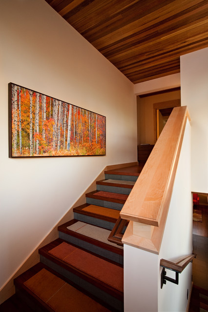 Дизайн лестничного пролета и самой лестницы в деревянном стиле
