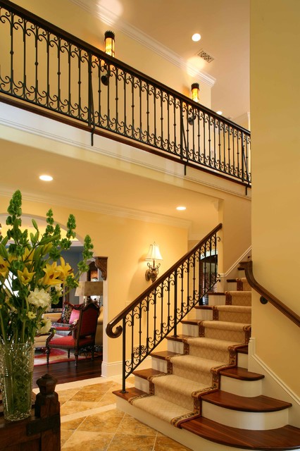 Дизайн лестницы и балкона в классическом стиле