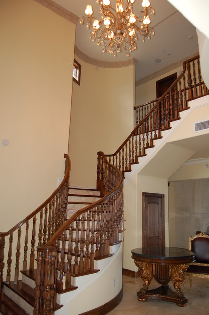 Дизайн лестницы с деревянной облицовкой ступеней