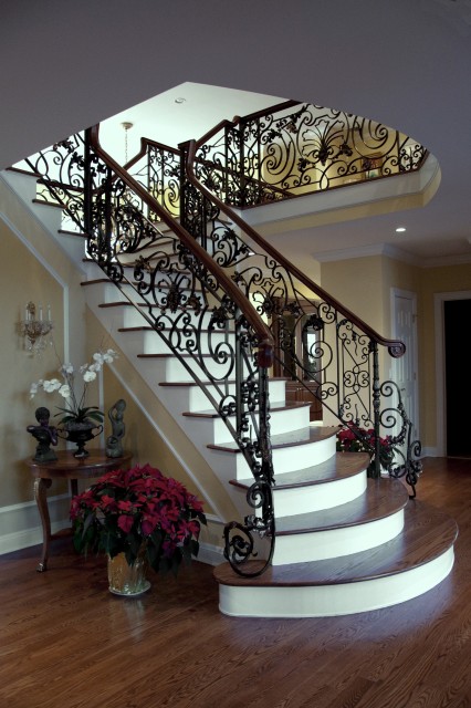 Дизайн лестницы с коваными поручнями
