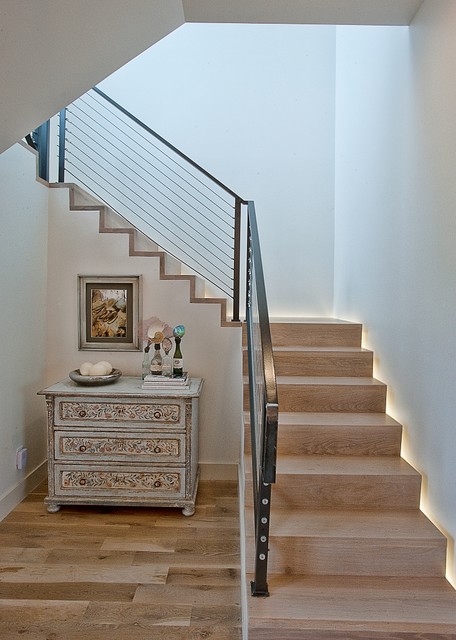 Дизайн прихожей с использованием деревянной лестницы