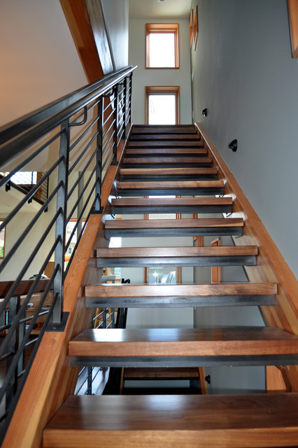 Дизайн прямой лестницы из натуральных материалов