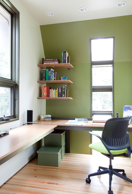 Дизайн рабочего места с зеленым цветовым акцентом.