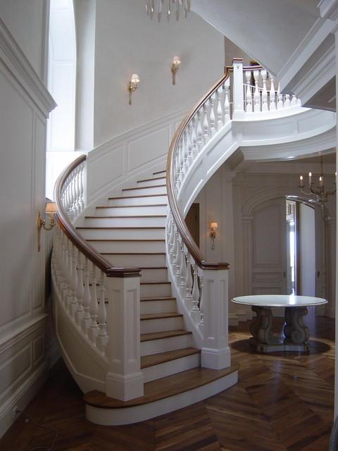 Дизайн роскошной винтовой лестницы в белом цвете