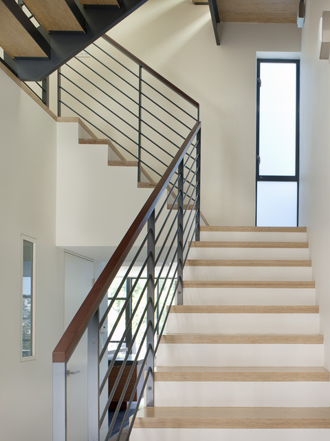 Дизайн современной лестницы в интерьере