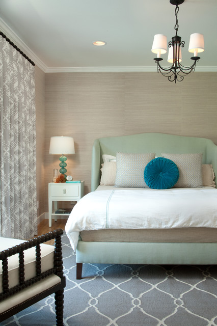 Дизайн спальни с круглой подушкой