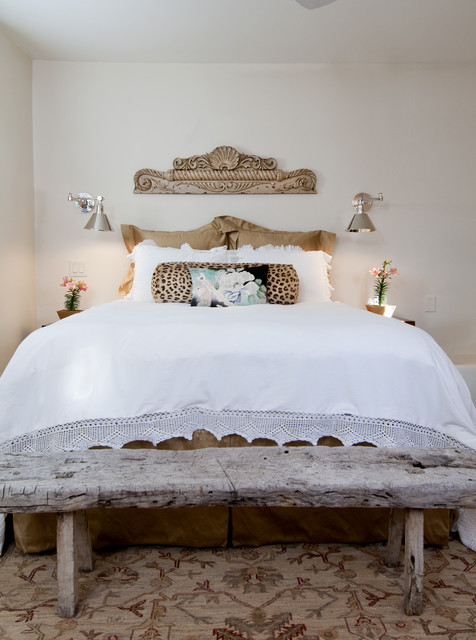 Дизайн спальни с леопардовой подушкой