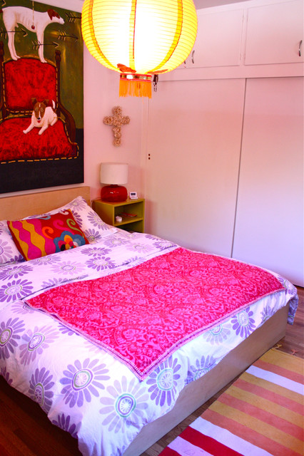 Дизайн спальни с розовым полотенцем