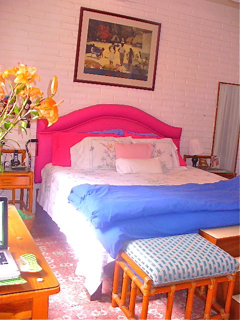 Дизайн спальни в ярких цветах