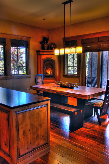 Дизайн столовой комнаты в коричневом цвете.