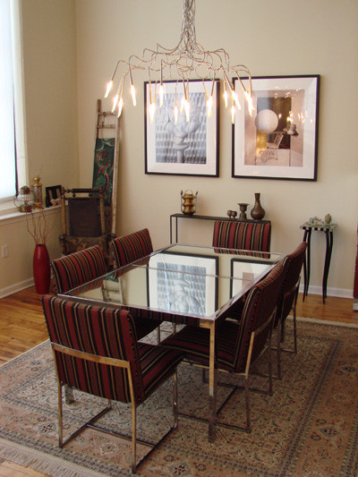 Дизайн столовой со светлыми стенами и яркой мебелью 