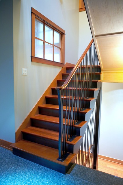 Фото деревянной лестницы в доме.