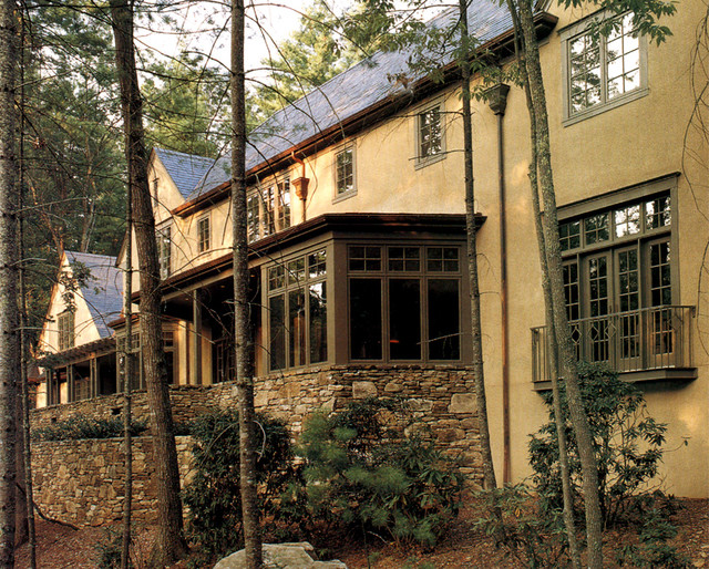 Фото экстерьера большого дома в лесу.