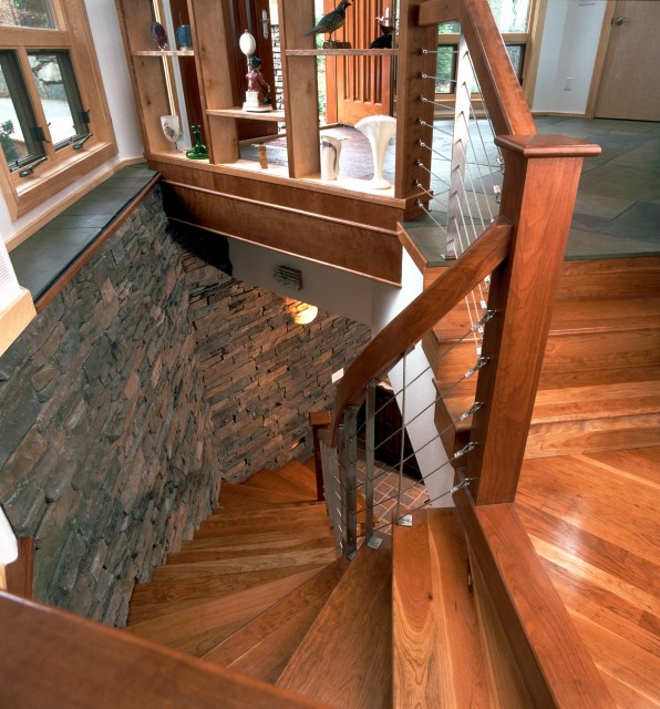 Фото интерьера деревянной винтовой лестницы.