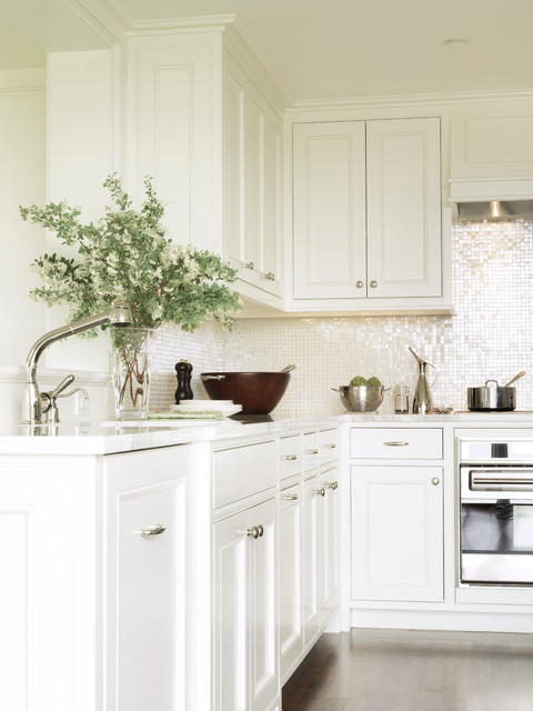 Фото интерьера ослепительной белой кухни