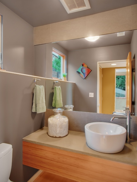 Фото интерьера ванной комнаты в серых оттенках.