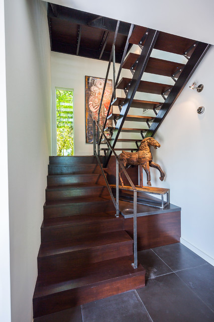 Фото классической лестницы в доме.