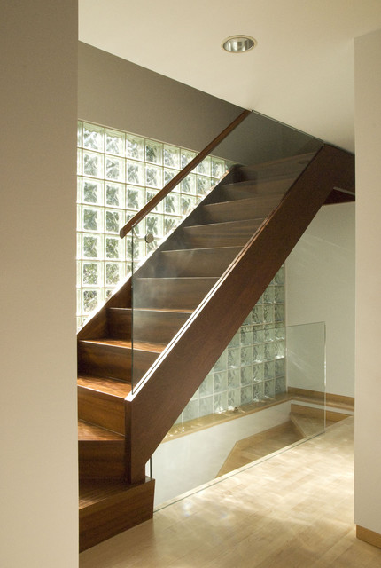 Фото лестницы со стеклянными перилами.