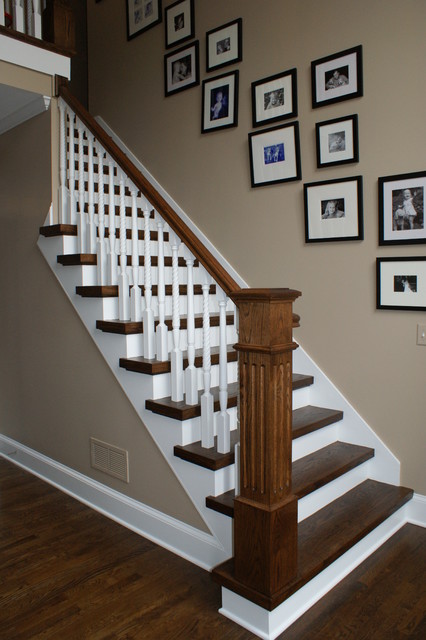 Фото лестницы в бело-коричневом цвете.