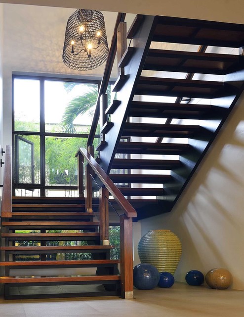 Фото широкой деревянной лестницы в доме.