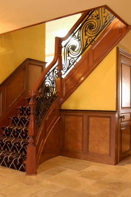 Фото современного дизайна комнаты с лестницей
