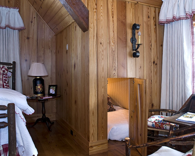 Фото спальной комнаты в деревянном доме.