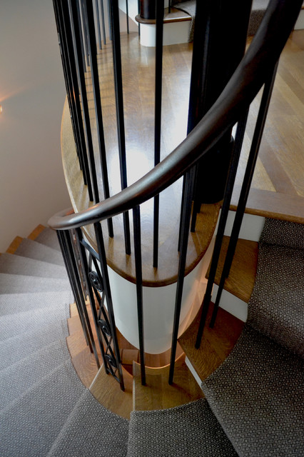 Фото винтовой лестницы в доме.