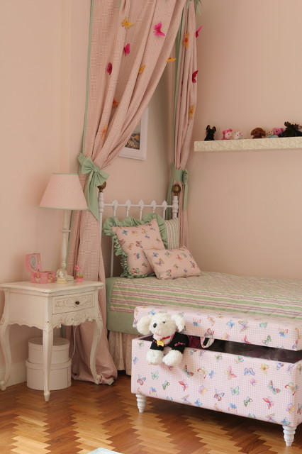 Фотография детской комнаты, выполненной в светлых тонах