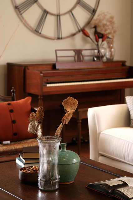 Фотография гостиной комнаты со старинным органом