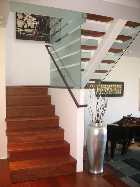 Фотография интерьера лестницы в частном доме