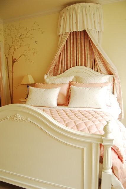 Фотография изысканного дизайна спальни в нежных тонах
