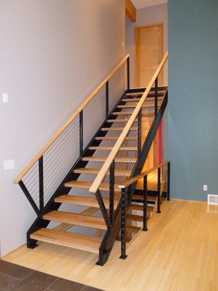Фотография классической лестницы для современного помещения. 