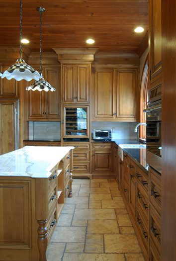 Фотография кухни с деревянными фасадами