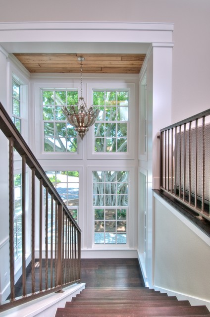 Фотография лестницы на второй этаж в классическом стиле