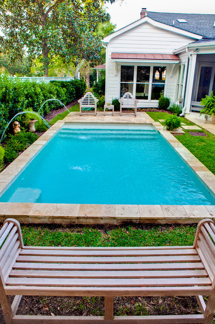 Фотография некрытого бассейна возле дома