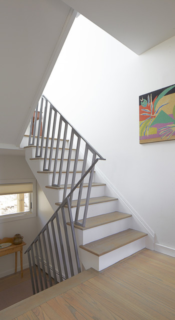 Фотография поворотной лестницы в светлых тонах