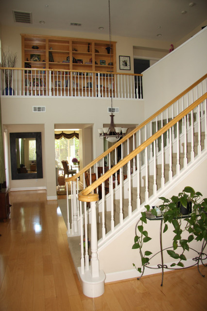 Фотография прямой широкой лестницы на второй этаж. 
