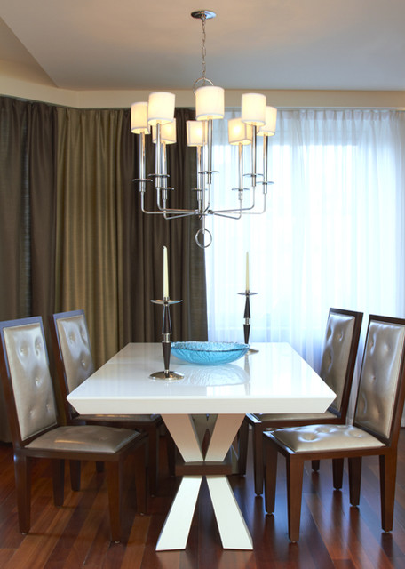 Фотография симметричного дизайна столовой комнаты 