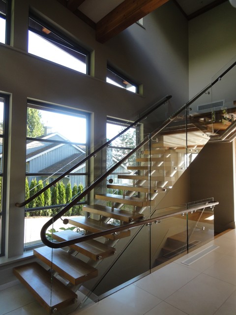Фотография современной лестницы с прозрачными перилами.