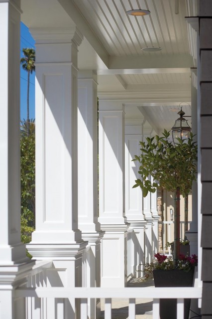 Фотография веранды с колоннами частного дома