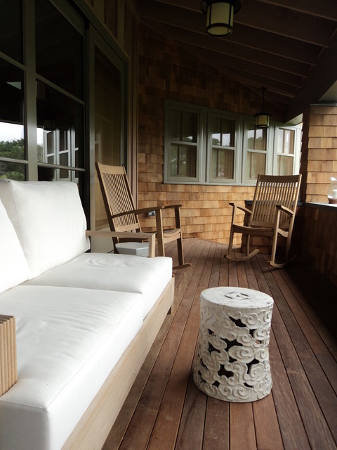 Фотография веранды с мягкой мебелью и деревянным полом